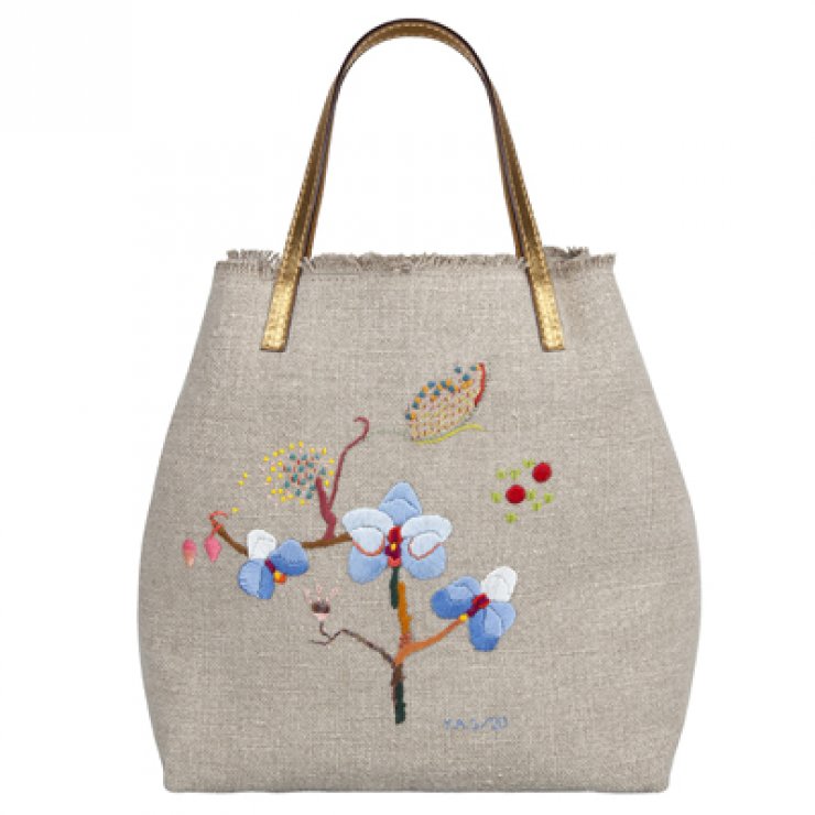 Οι τσάντες της Carolina Herrera  γεμίζουν λουλούδια 