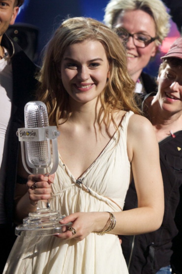 Δείτε τη νικήτρια της Eurovision με περιττά κιλά!