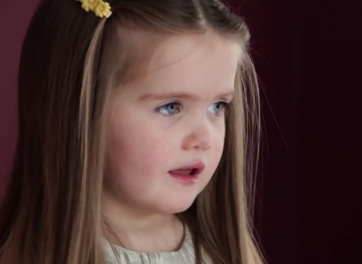 Συγκινητικό: 3χρονο κοριτσάκι κόβει τα μαλλιά του για τους καρκινοπαθείς [βίντεο]