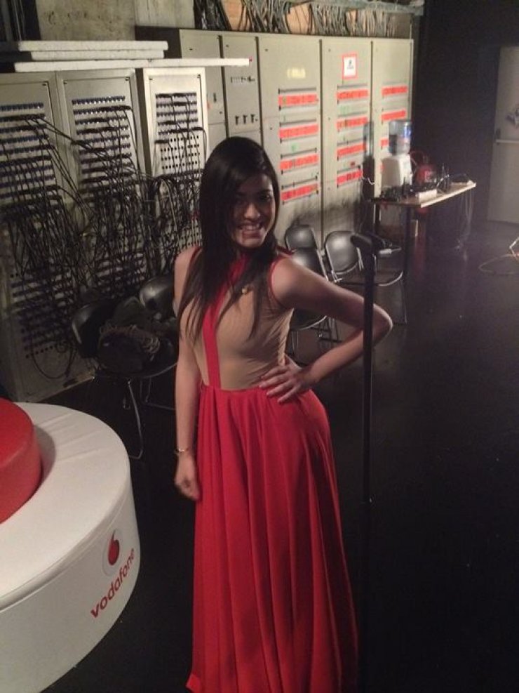 Η Κύπρια Αίμιλη Χαραλάμπους πέρασε στα live με ψήφο του κοινού