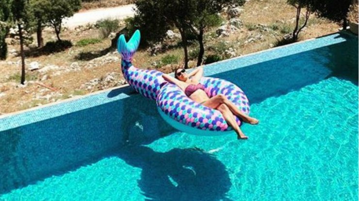 Κύπρια ηθοποιός με μαγιό και χωρίς ίχνος ρετούς