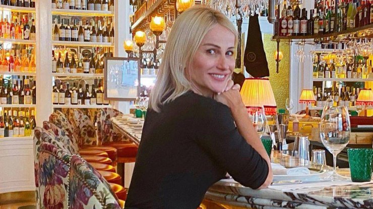 Έμιλυ Γιολίτη: Με natural hair color... στην κάλπη [εικόνα]