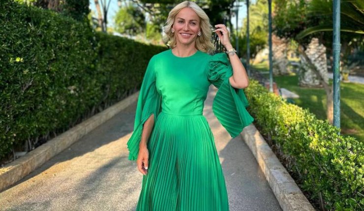 Έμιλυ Γιολίτη: Elegant εμφάνιση με printed φόρεμα 