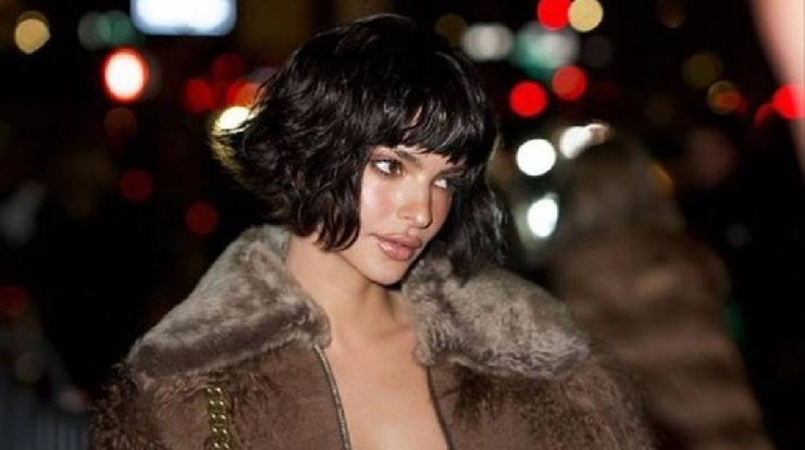 Emily Ratajkowski: Ποζάρει ολόγυμνη στο instagram και ξεπερνά το 1 εκατομμύριο likes