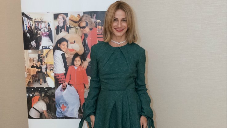 Μάθετε ποιου οίκου είναι δημιουργία τo glam φόρεμα της Έμιλης Γιολίτη