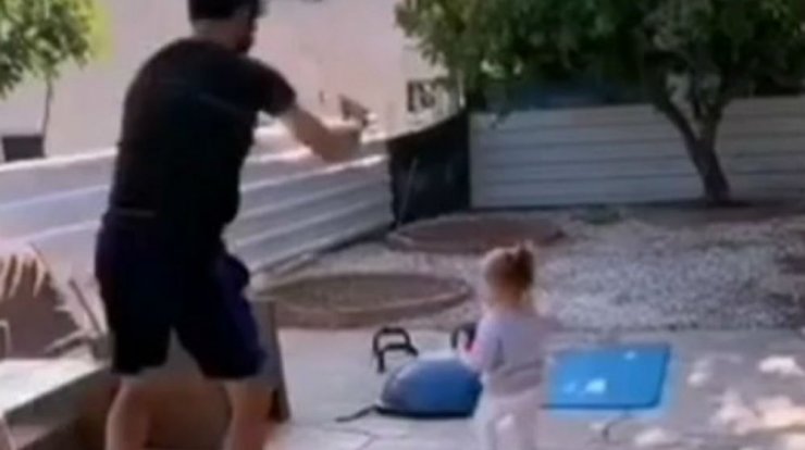Κύπριος ποδοσφαιριστής γυμνάζεται στην αυλή με τη δίχρονη κόρη του! [βίντεο]