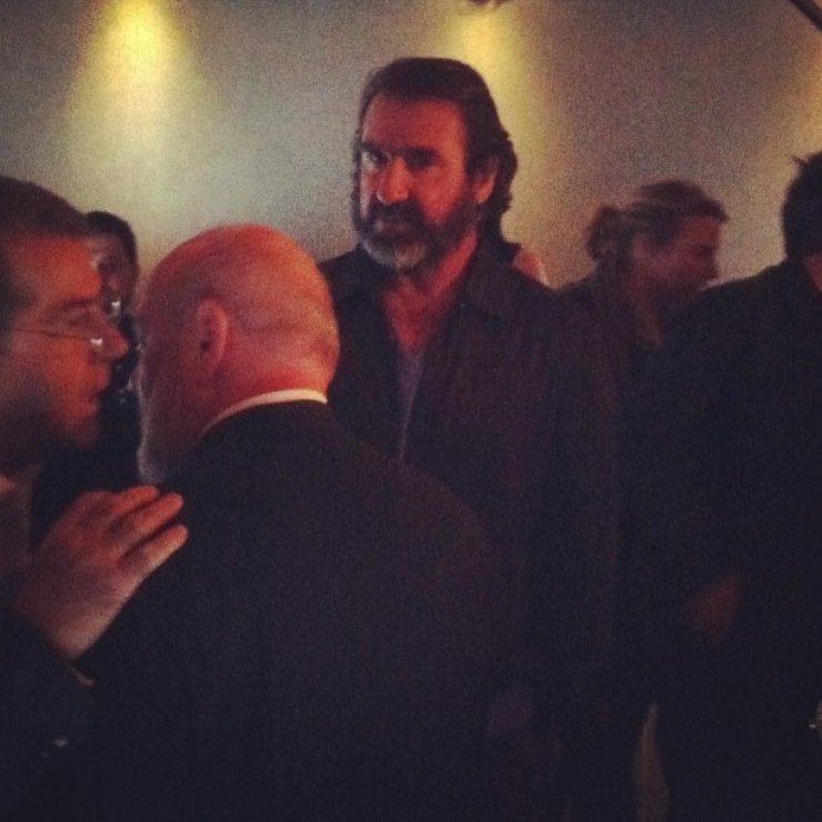 Εric Cantona: Ο θρύλος του ποδοσφαίρου διασκέδασε στον Καρρά