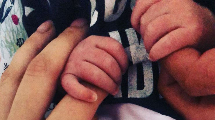 Η πρώτη εικόνα ζευγαριού της κυπριακής showbiz με το νεογέννητο μωρό τους στο σπίτι!