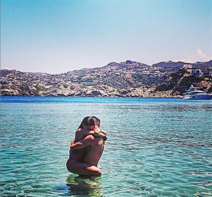 Ερωτευμένο ζευγάρι της ελληνικής showbiz σε τρυφερό στιγμιότυπο στην παραλία!