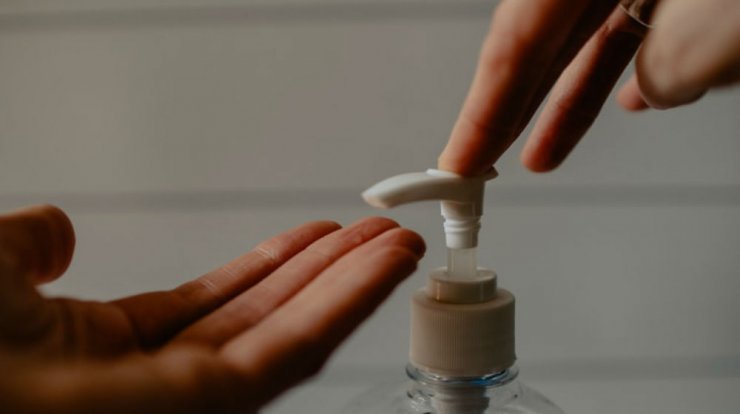 H Estee Lauder δίνει 2 εκ. δολάρια στους γιατρούς χωρίς σύνορα και ανοίγει εργοστάσιο για παραγωγή αντισηπτικού