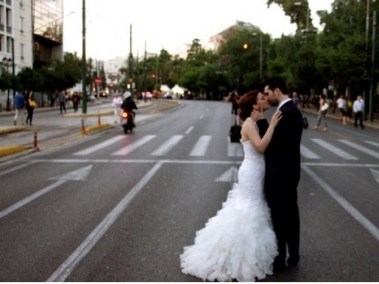 Το φιλί των νιόπαντρων στη συγκέντρωση «Μένουμε Ευρώπη»