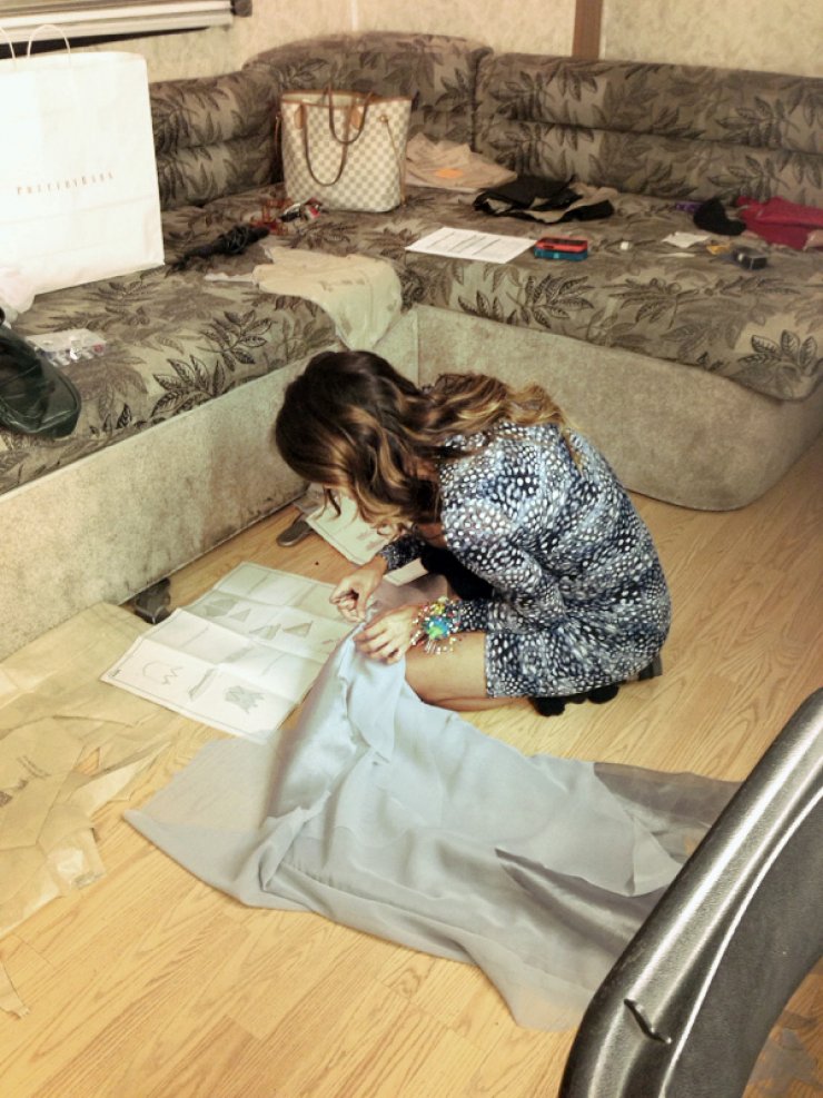 Δείτε διάσημη ηθοποιό να ράβει τα ρούχα της!