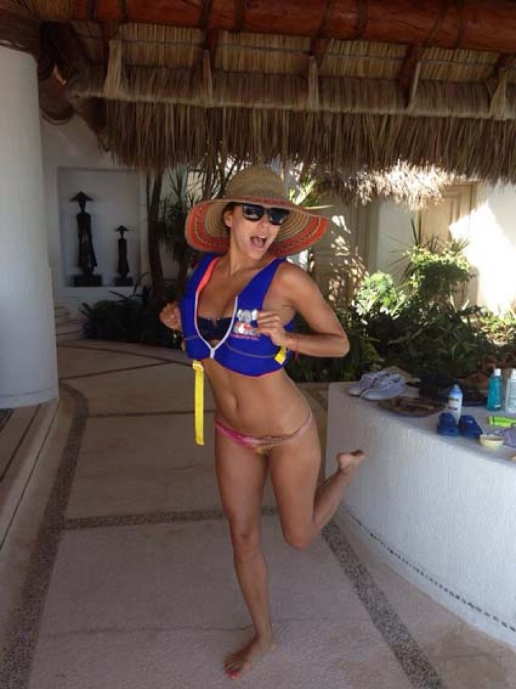 Η Eva Longoria εύχεται ‘’Χρόνια πολλά’’ μόνο…με το bikini της [φωτογραφία]