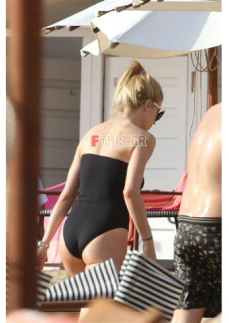 Ευαγγελία Αραβανή: Με νεαρό άνδρα στη παραλία