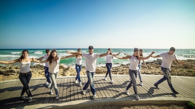 Με Ζεϊμπέκικο και με τη χορεύτρια της Shakira και της Rihanna σπάνε το ρεκόρ γκίνες στην Αγία Νάπα