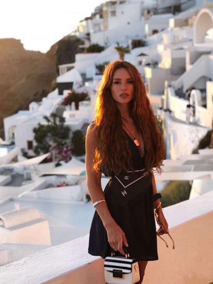 Η Έβελυν Καζαντζόγλου κάνει διακοπές στη Σαντορίνη και φόρεσε το πιο αποκαλυπτικό μαγιό! [εικόνα]