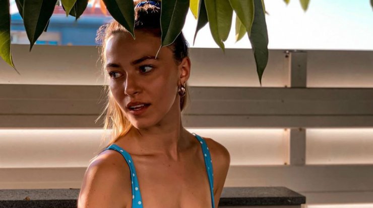 Εβελίνα Σκίτσκο: Στην παραλία με την κούκλα μητέρα της! [εικόνα]