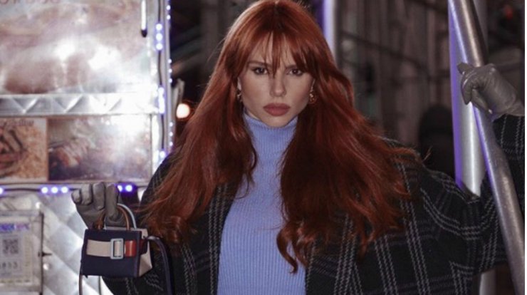 Βρήκαμε πόσο κοστίζει η μίνι bag της Έβελυν Καζαντζόγλου