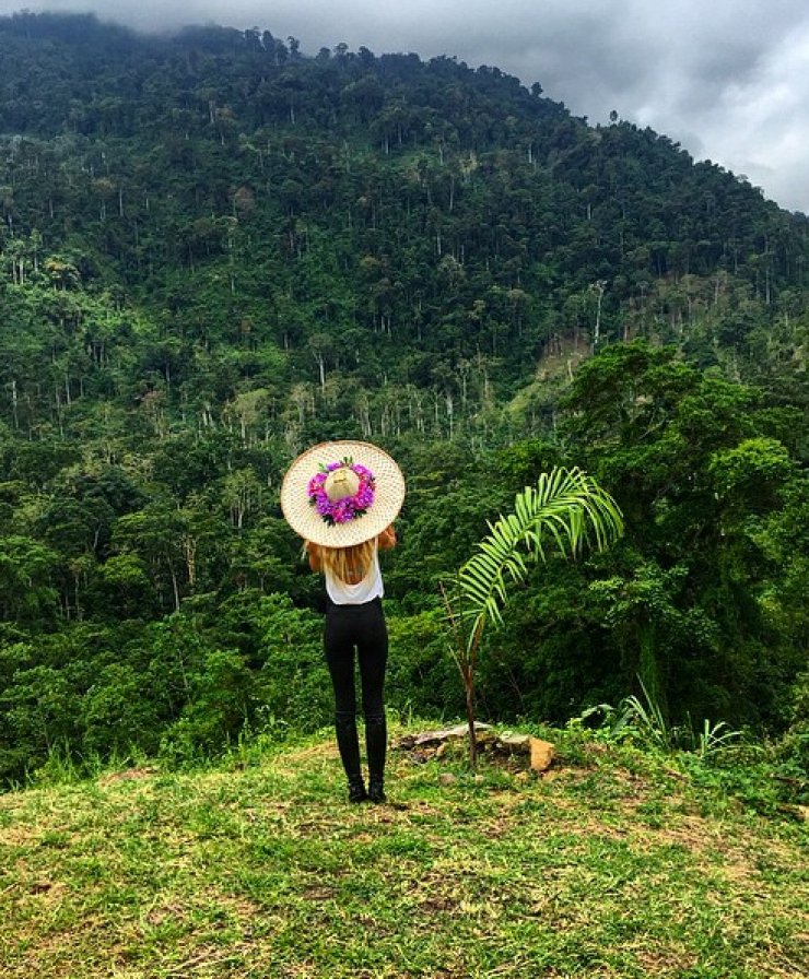 Ποια παρουσιάστρια στην κυπριακή τηλεόραση απολαμβάνει αυτή τη θέα;