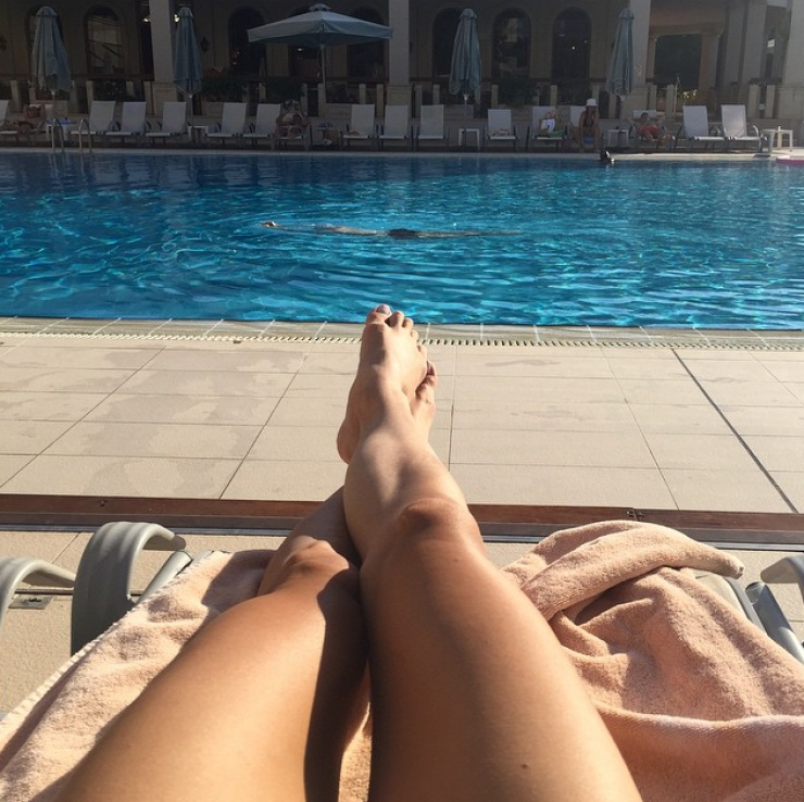 Σε ποια παρουσιάστρια της κυπριακής τηλεόρασης ανήκουν αυτά τα πόδια;