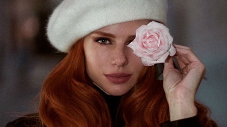 Η Έβελυν Καζαντζόγλου αποκαλύπτει τη make-up routine της!
