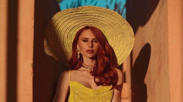 Το stylish και οικονομικό μαγιό της Έβελυν Καζαντζόγλου που λατρέψαμε!