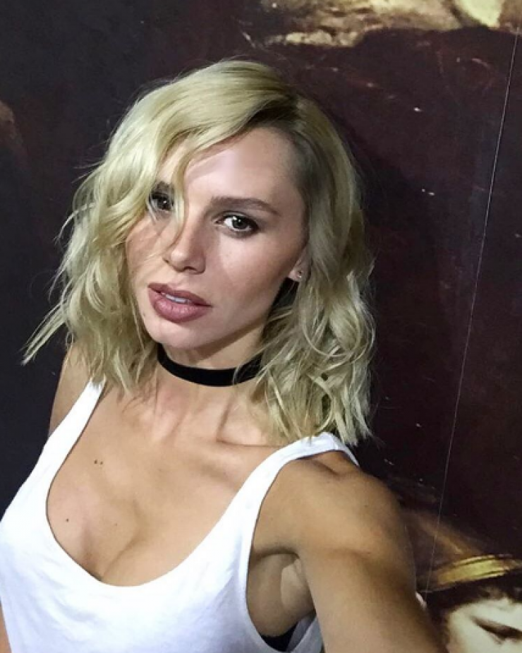 Έβελυν Καζαντζόγλου: Δείτε την εντυπωσιακή διακόσμηση στο σαλόνι του σπιτιού της!