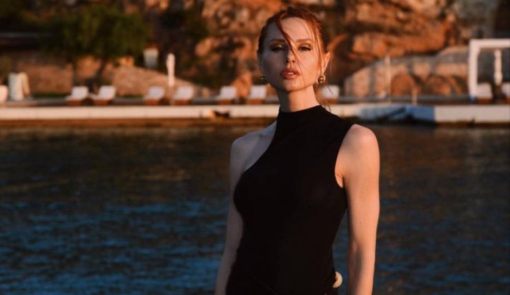 Έβελυν Καζαντζόγλου: Με δημιουργία NatarGeorgiou εντυπωσίασε στην εβδομάδα μόδας στο Παρίσι