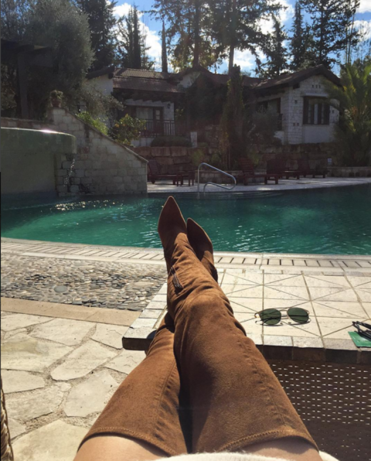 Παρουσιάστρια στην κυπριακή τηλεόραση αναστατώνει το διαδίκτυο με τα καλλίγραμμα πόδια της!