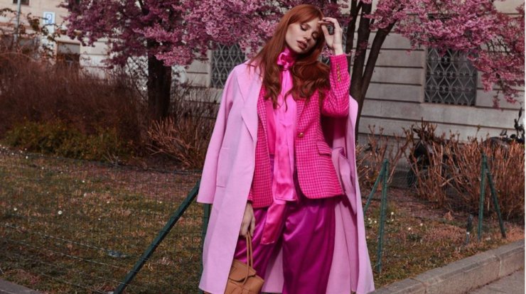 Τρεις φορές που η Έβελυν Καζαντζόγλου απογείωσε το ροζ χρώμα