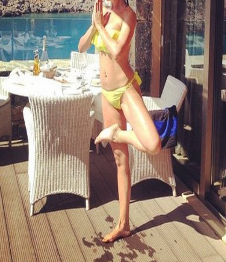 Ποια Ελληνίδα παρουσιάστρια κάνει γιόγκα με μαγιό!