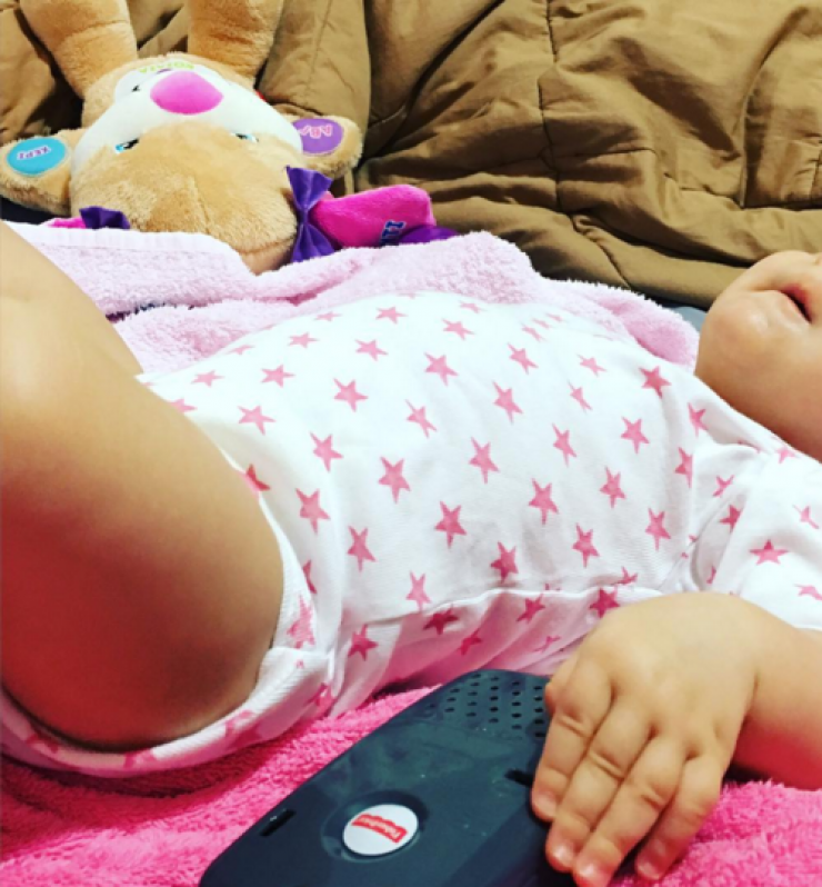 Ζευγάρι της ελληνικής showbiz μας δείχνει την λίγων μηνών κορούλα του!