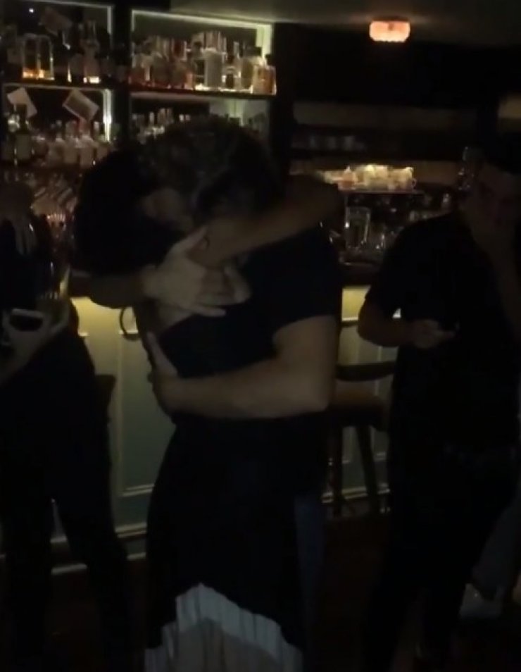 Επώνυμη Ελληνίδα γιόρτασε τα γενέθλιά της με το σύντροφό της στο πλάι της! [βίντεο]