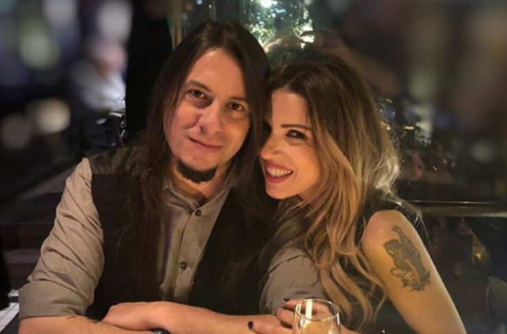 Ευρυδίκη: Ξετρελαμένη με τον σύζυγο της που ανέβηκε με τούρτα έκπληξη στη σκηνή για τα γενέθλια της [εικόνες]