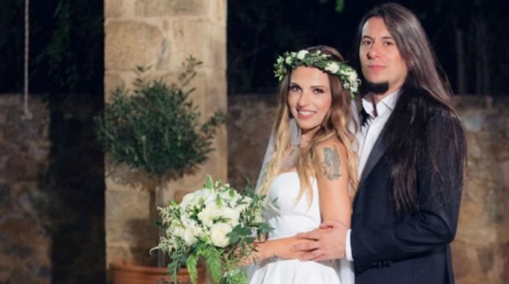 Ευρυδίκη: Είδαμε πρώτη φορά φωτογραφίες με τον 23χρονο γιο της να τη συνοδεύει στον γάμο! 