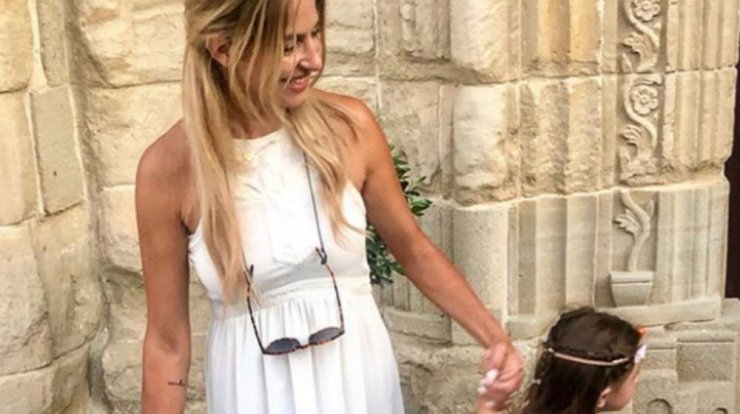 Κωνσταντίνα Ευριπίδου: Τα αξιολάτρευτα στιγμιότυπα της μικρής Αριάδνης στην παραλία