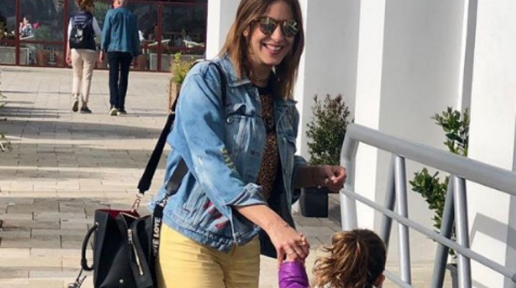 Κωνσταντίνα Ευριπίδου: Στην κουζίνα με τη μικρή Αριάδνη φτιάχνοντας μπισκότα 