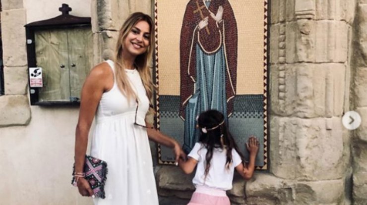 Κωνσταντίνα Ευριπίδου: Δείτε τη μικρή Αριάδνη να φτιάχνει κουλουράκια με τη γιαγιά της