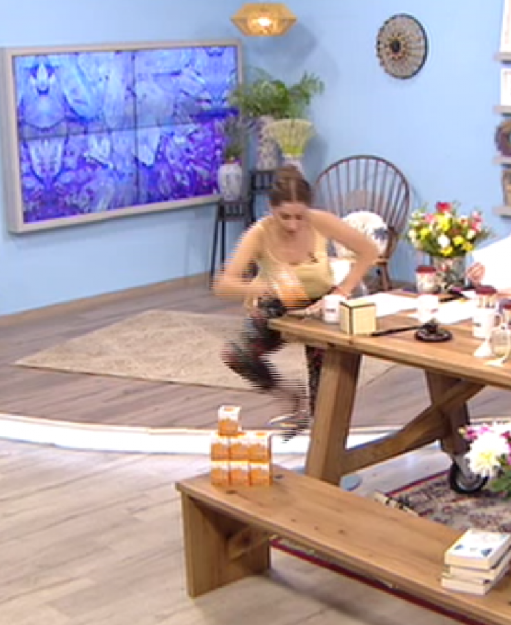 “Πάγωσε” το πλατό! Η Κωνσταντίνα Ευριπίδου έπεσε on air από την καρέκλα! [βίντεο]