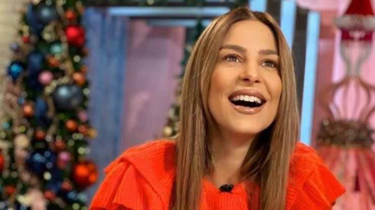 Η Κωνσταντίνα Ευριπίδου φωτογράφησε τη μικρή Αριάδνη μπροστά από το χριστουγεννιάτικο δέντρο και είναι υπέροχη!