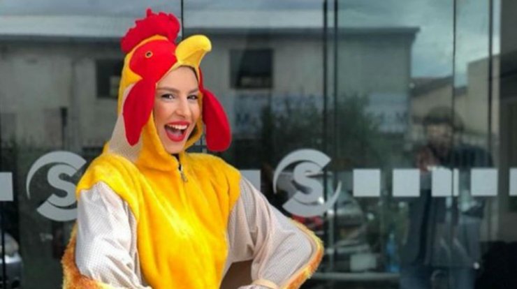 Δείτε τι ντύθηκε η Κωνσταντίνα Ευριπίδου και οι συνεργάτες της στη σημερινή εκπομπή!