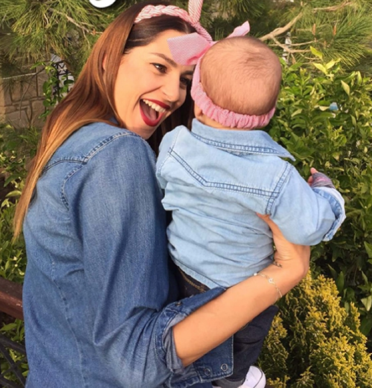 Κωνσταντίνα Ευριπίδου: Παιχνίδι με την κορούλα της Αριάδνη!