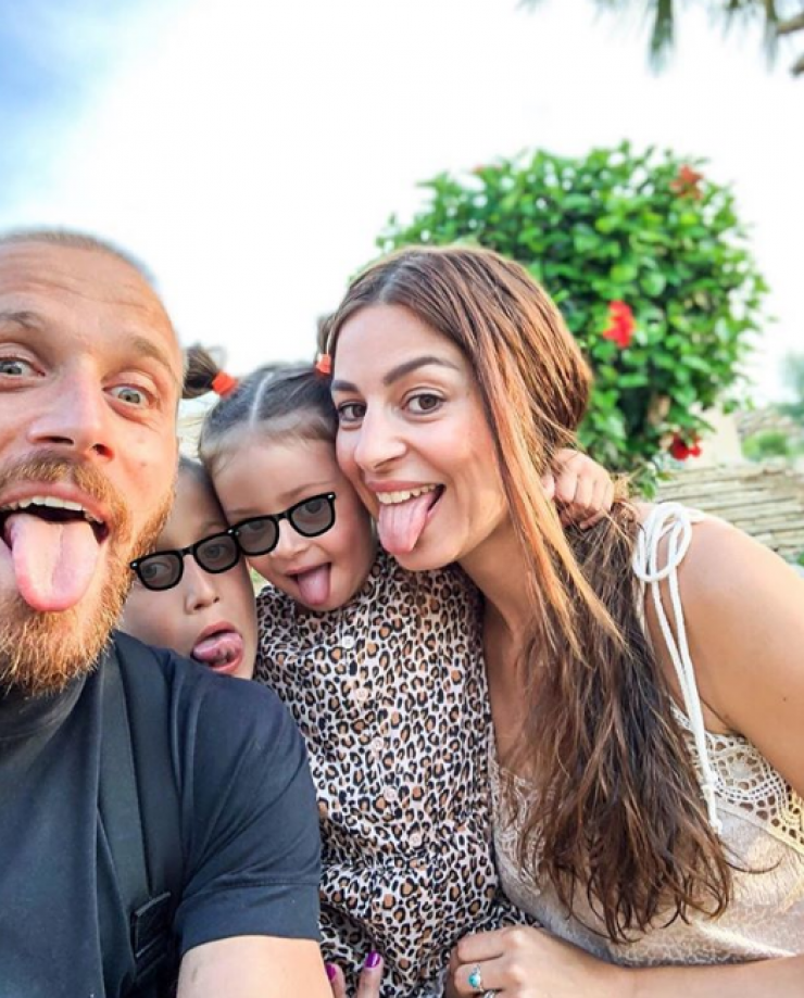 Τρυφεροί γονείς! Η Κωνσταντίνα Ευριπίδου και ο Νεκτάριος Αλεξάνδρου στην πρώτη σχολική γιορτούλα της κόρης τους!