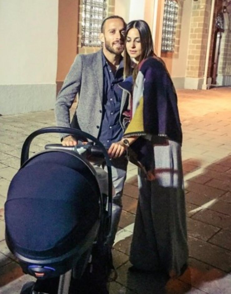 "Λιώσαμε"! Δείτε τι έντυσαν τη μικρή Αριάδνη ο Νεκτάριος και η Κωνσταντίνα!