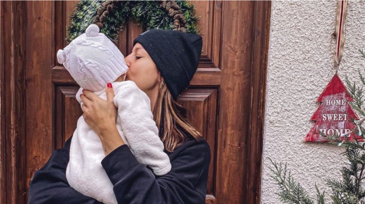 Super cute! Η Κωνσταντίνα Ευριπίδου γυμνάζεται στο έδαφος αγκαλιά με τον μικρό Νίκο! [βίντεο]