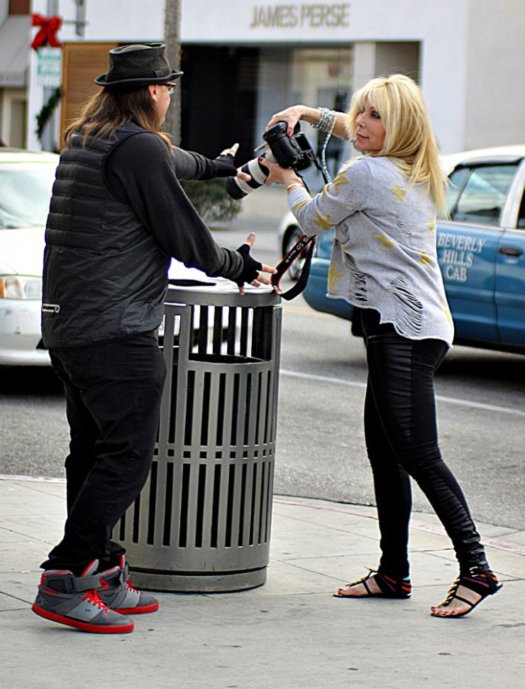 Θερμό επεισόδιο ανάμεσα σε διάσημη και παπαράτσι
