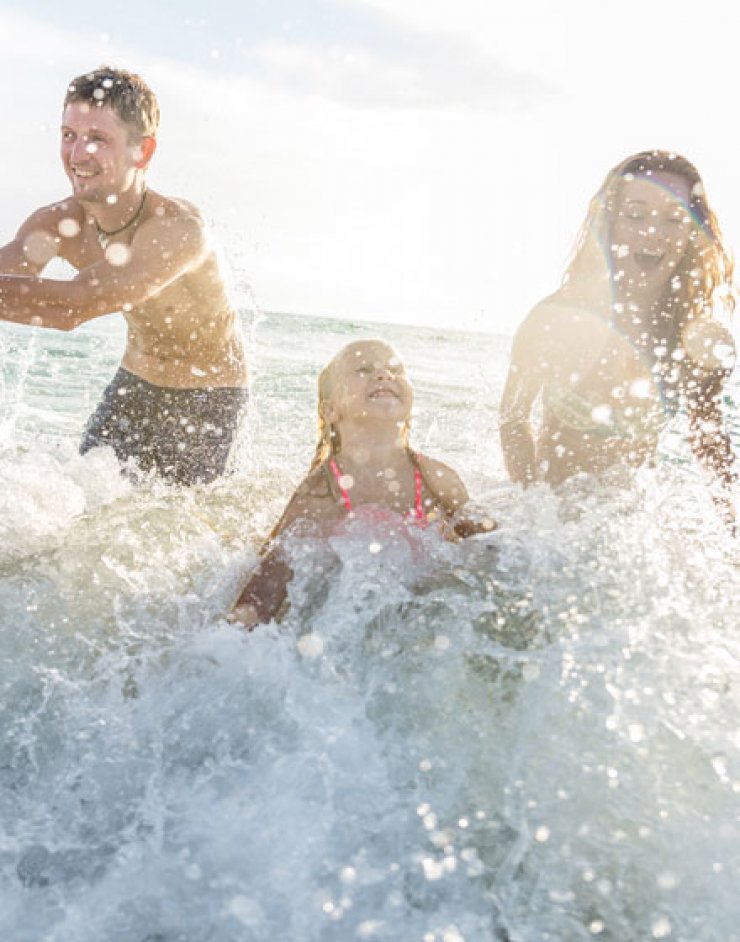 Μικροί και μεγάλοι, ζούμε τη χαρά του ήλιου προστατευμένοι με τη σιγουριά της Frezyderm