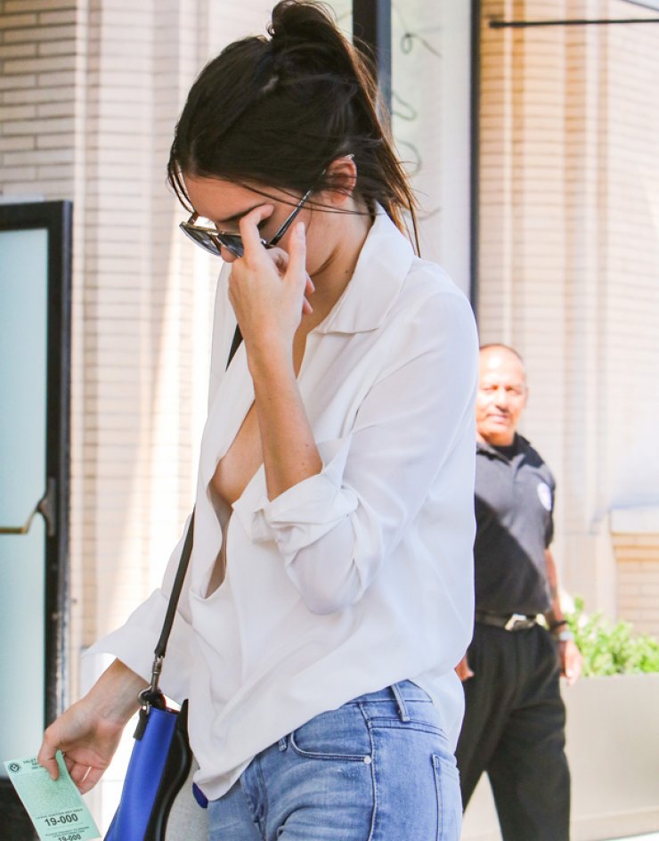 ‘’Αποκαλυπτήρια’’ στήθους για πασίγνωστο μοντέλο [εικόνες]