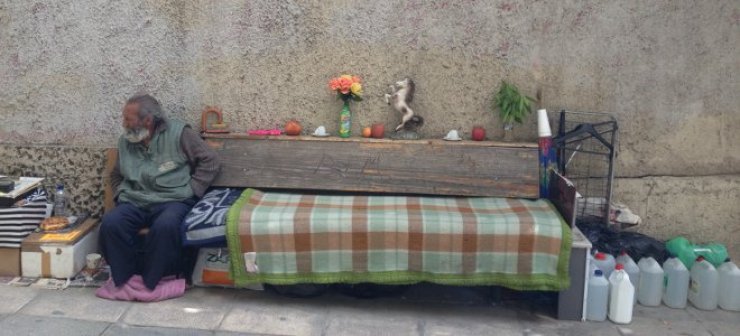 Ελλάδα: Εδιωξαν τον άστεγο που στόλιζε το παγκάκι του με μπιμπελό