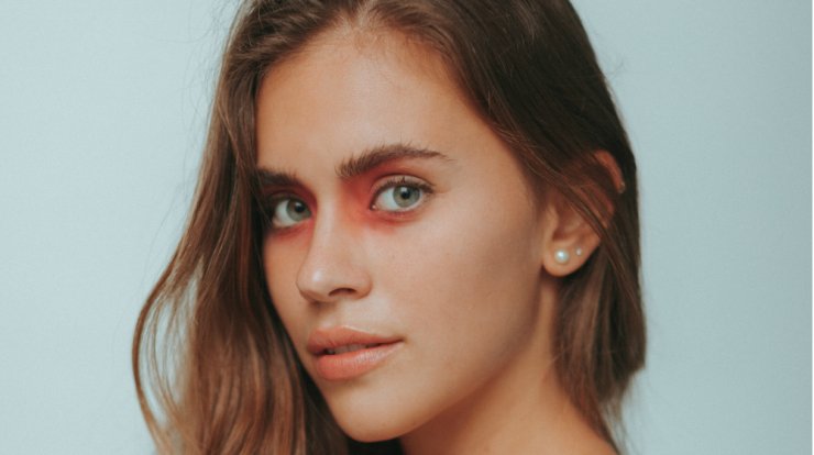 Πέντε κανόνες για να βγάλεις μόνη τα φρύδια σου